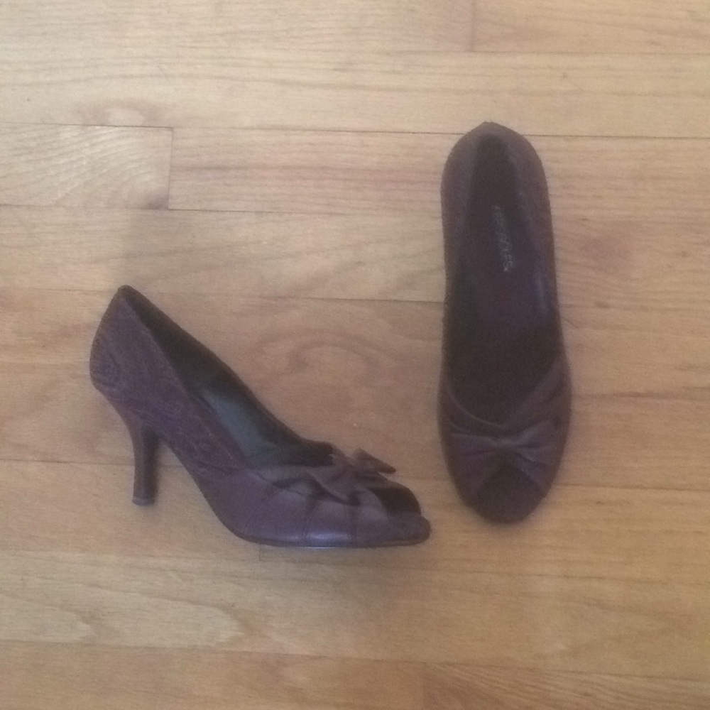 Brown bow pumps NIB
